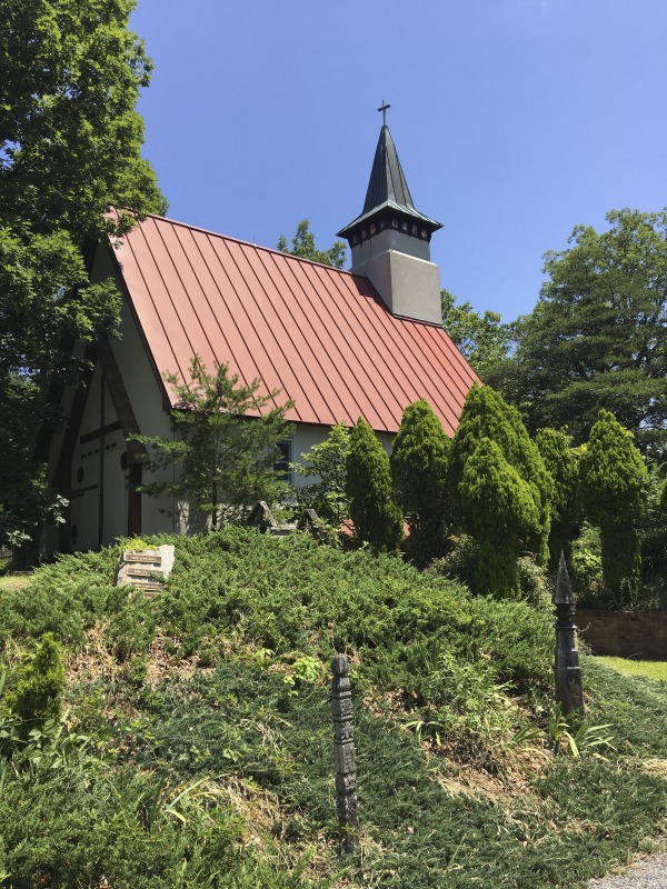 The Alba Regia Chapel and Memorial Park in Berkeley Springs is maintained by the Hungarian Freedom Fighters Federation. The chapel is the only non-denominational Hungarian church in the United States. As indicated on the Hungarian Freedom Fighters website, "It is dedicated to the many Hungarian and American heroes who fought for freedom throughout the histories of both great countries." For more visit: https://www.hungarianfreedomfighters.org/