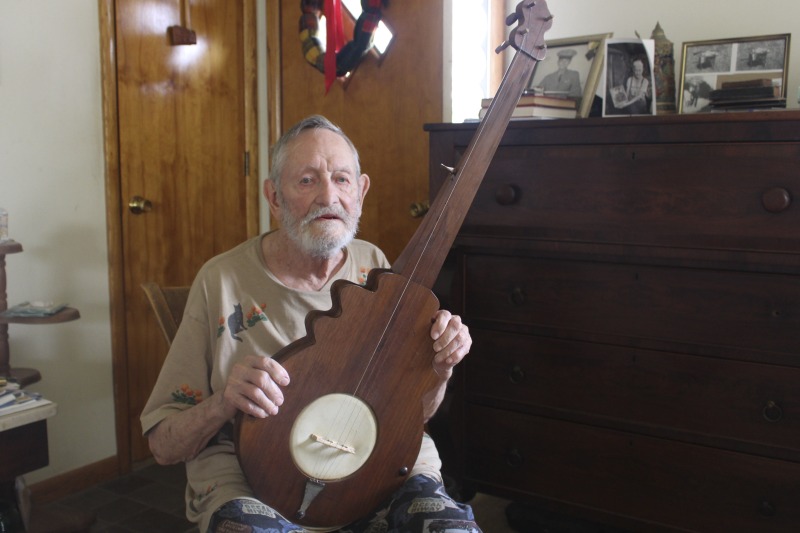 ["Frank George (October 6, 1928  November 15, 2017), a Bluefield native, was a banjo player, fiddler, and piper, who also played piano, organ, hammer and lap dulcimer, and was a walking compendium of West Virginia traditional music history and jokes. He was the recipient of the 1994 Vandalia Award, West Virginias highest folklife honor.  Jane George (November 11, 1922  February 19, 2018) helped launch the craft revival in the Mountain State through extensive fieldwork with traditional artists, educational programming, and by co-founding the Mountain State Art & Craft Fair at Cedar Lakes. She also hosted Mountain Heritage weekends and Kanawha County Parks Mountaineer Day Camps to teach young mountaineers about their cultural heritage, founded two Scottish dance troupes, and served as a 4-H agent in multiple counties. She was the 1993 Vandalia Award recipient."]%